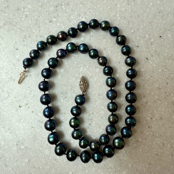 Jewelry - Elegant Black Pearl Necklace
